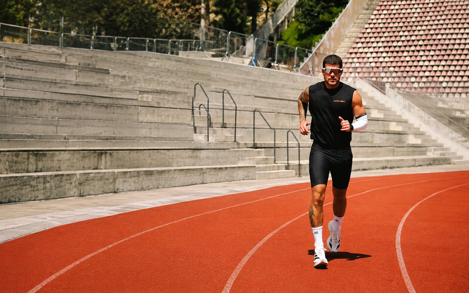 Atleta correndo na pista